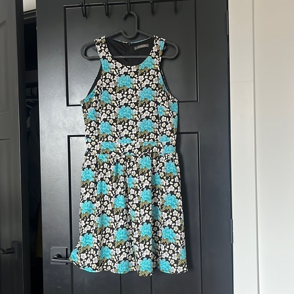 🎉 Suzy Shier floral zipper back dress